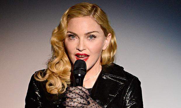 Modelo brasileiro afirma estar trocando mensagens com Madonna