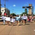 Populares se reúnem em frente à casa de prefeita de Três Lagoas para protestar
