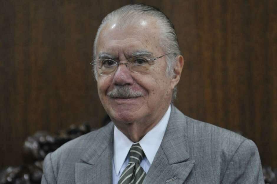 Sarney refuta impeachment e chama Dilma de ”sacerdotisa”