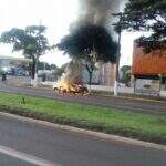 Carro pega fogo em avenida movimentada de Dourados