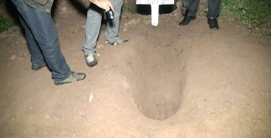 Rondônia: filho tenta desenterrar corpo da mãe para “ritual” de Páscoa