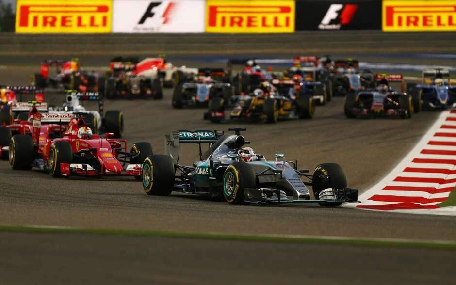Hamilton domina no Bahrein, mas Raikkonen frustra dobradinha da Mercedes