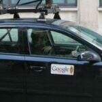 Australiana foi indiciada após ser fotografada exibindo os seios para um carro do Google