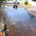 Moradores de bairro da Capital alertam para grande vazamento de água em cratera