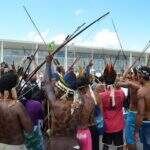 Indígenas fecham a Esplanada e fazem ato em frente ao Planalto