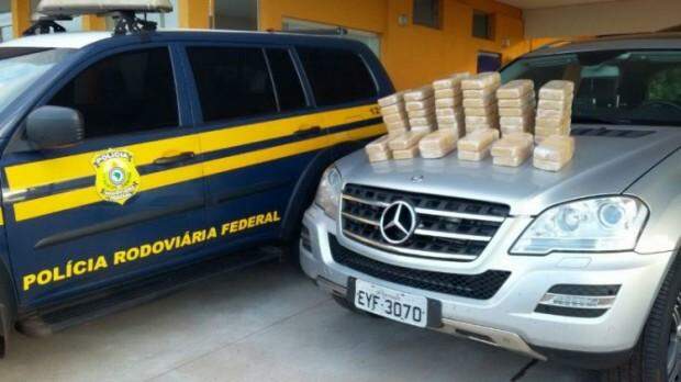 PRF apreende cerca de 50 kg de cocaína transportada em carro de luxo