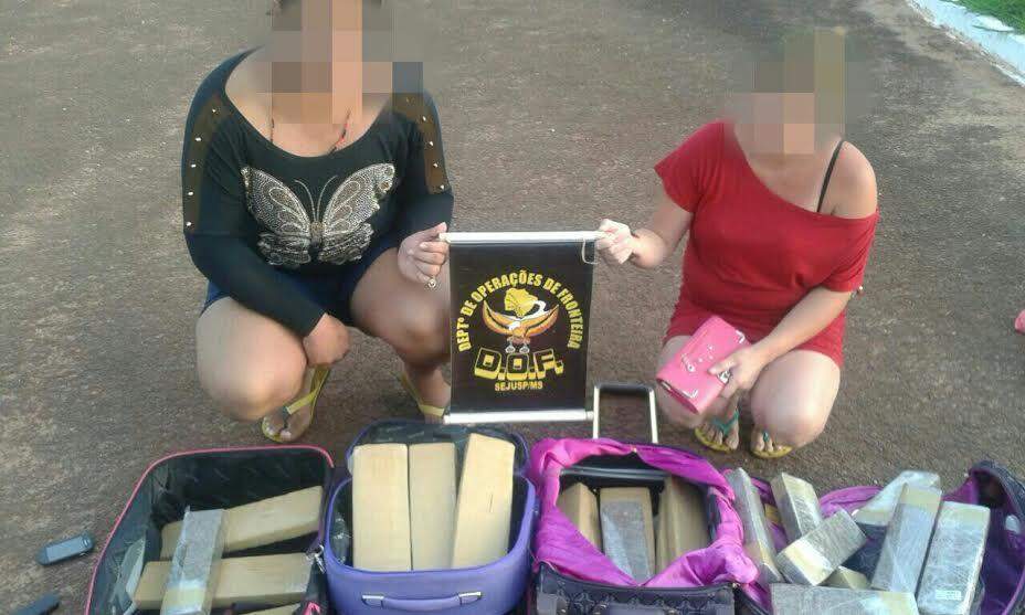 Mulher e travesti são presas com tabletes de maconha em ônibus