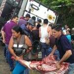 Por crise, venezuelanos saqueiam caminhões com comida