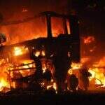 Dois caminhões e uma carreta são destruídos em incêndio criminoso