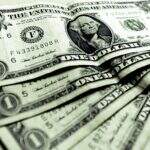Dólar abre em alta, mas recua após desvalorização da moeda no exterior