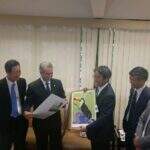 Para estreitar laços, Azambuja presenteia embaixador do Japão com ‘Tucano’