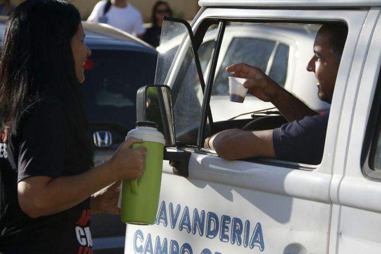Professores servem café na frente da Câmara em protesto contra vereadores