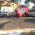 Motorista desrespeita sinalização e provoca acidente com 3 carros