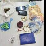 Alegando ser mulher, suspeita dá ‘piti’ por revista em bolsa onde havia droga