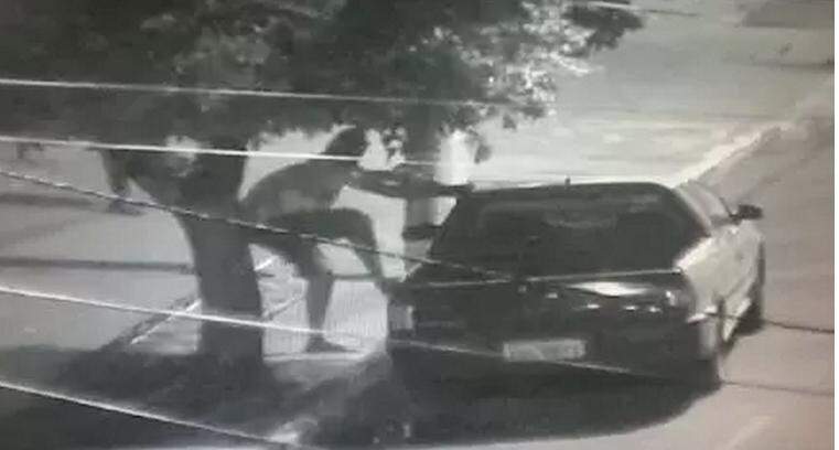 Suspeitos são flagrados pela PM em vídeo monitoramento ao tentarem furtar carro