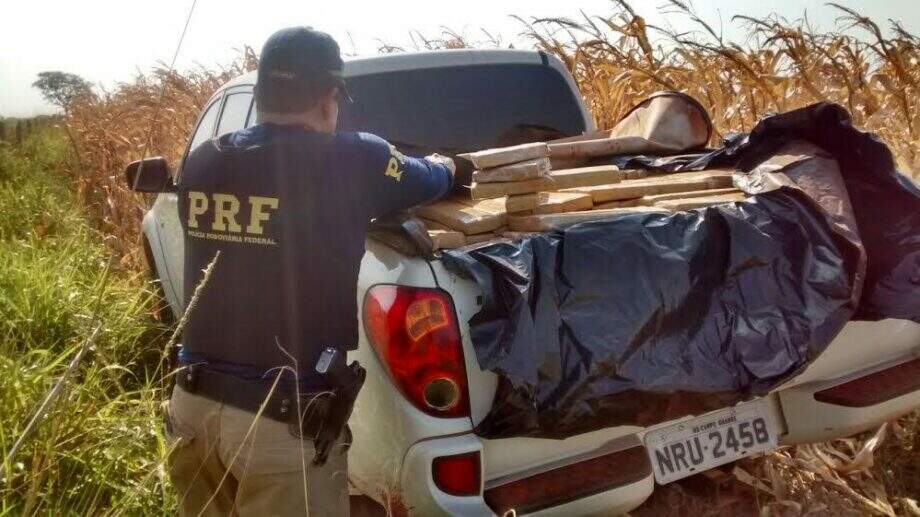 Condutor foge da polícia e abandona caminhonete carregada com droga