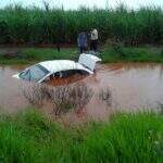 Vereadores sofrem acidente em estrada alagada e carro vai parar dentro de lagoa