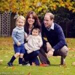 Herdeiro do trono britânico, Príncipe William posa com família em foto de Natal