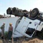 Motorista e passageira morrem após caminhão tombar em curva da MS-306