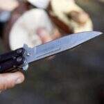 Rapaz armado com canivete ameaça a mãe para conseguir dinheiro e comprar drogas
