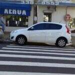 Carro estacionado na faixa vira obstáculo para pedestres e cadeirantes