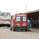 Ônibus bate em carreta e passageiros feridos são atendidos em terminal