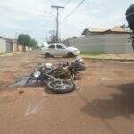 Motorista não percebe sinalização ‘escondida’ e provoca acidente com moto