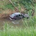 Após capotar, carro cai em córrego e motorista foge antes do socorro chegar