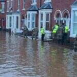 Equipes de emergência socorrem vítimas de tempestades na Inglaterra