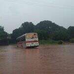 Ônibus ‘atola’ ao tentar atravessar via alagada pela chuva