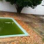 Foco de dengue: morador denuncia piscina com água verde em casa desocupada