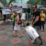 Grupo pede impeachment e monta “Calçada da Lama” em SP