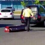 Caixão cai de carro funerário no meio de avenida em Goiânia