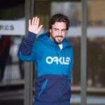 Sorridente, Alonso deixa hospital em Barcelona e segue direto para casa