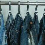 Jovem é presa após roubar 16 calças jeans de loja de shopping da Capital