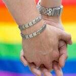 Deputados aceleram proposta que veta adoção por casais gays