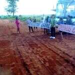 Em protesto por escola, indígenas impedem passagem ônibus escolares em Paranhos