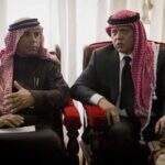 Rei jordaniano visita família de piloto morto por jihadistas