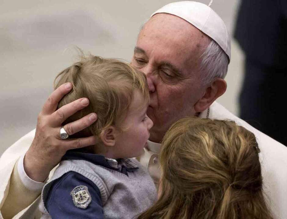 Papa defende que pais ‘castiguem filhos quando necessário’