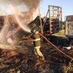 Carreta com eucalipto pega fogo e destrói carga avaliada em R$ 500 mil