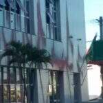 Vândalos picham fachada de agência bancária na região central de Campo Grande