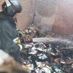 Incêndio destrói sala de empresa desativada que seria reduto de usuários de drogas