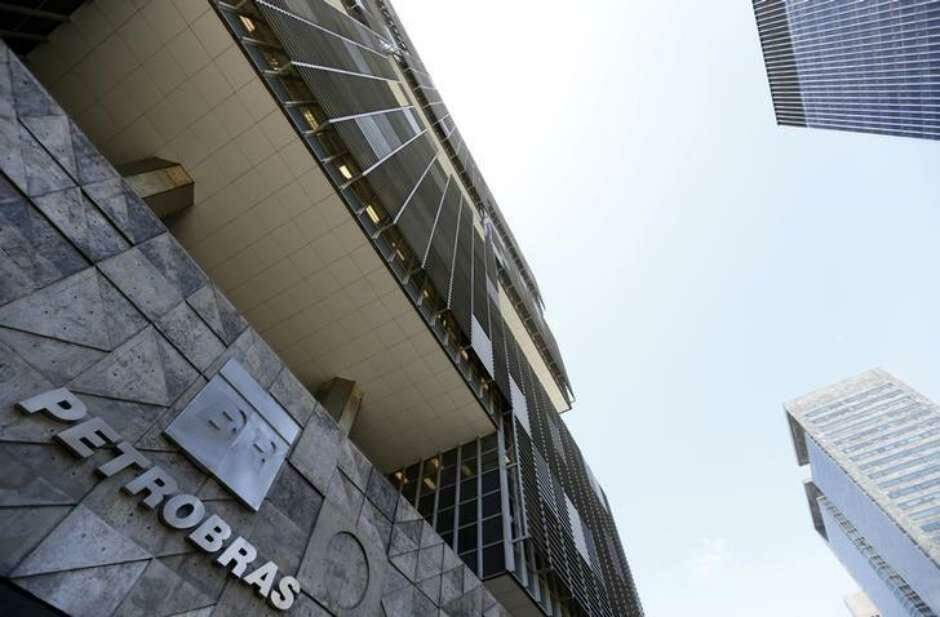 Bovespa cai forte puxada por ações da Petrobras, após balanço da estatal