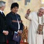 De passagem pela Bolívia, Papa Francisco recebe presente de Evo Morales