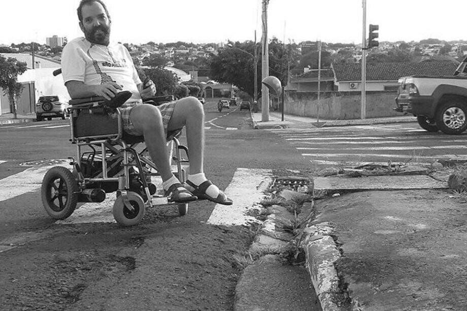 Depois de ficar paraplégico, artista monta ação para mudar calçadas em seu bairro