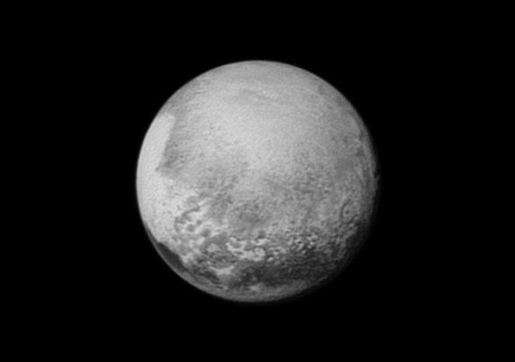 Sonda New Horizons alcança a maior aproximação de Plutão