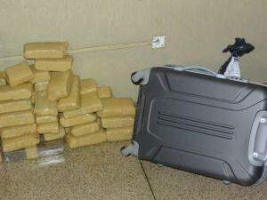 Baiana é presa com 40 pacotes de maconha na bagagem em Dourados