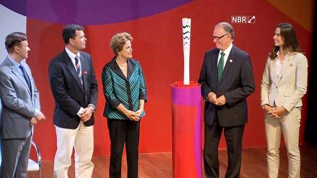 Com presença de Dilma, tocha olímpica dos jogos Rio 2016 é apresentada em Brasília