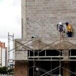 Operários da construção civil temem redução de trabalho e salário em MS