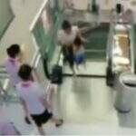 Vídeo: chinesa morre em escada rolante, mas salva filho na última hora